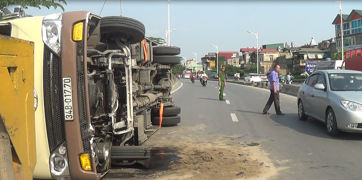 Xe khách đâm nát 50m dải phân cách, lật nghiêng ở Hà Nội