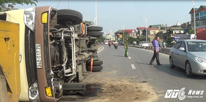 Clip: Xe khách cày nát dải phân cách, lật ngang thảm khốc trên phố Hà Nội