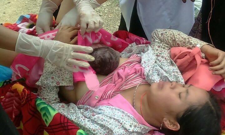 Video: Chồng che ô, bác sỹ đỡ đẻ cứu sản phụ người H’Mông giữa đèo Mộc Châu