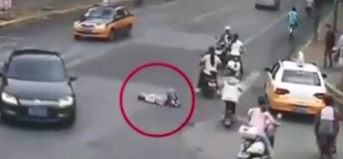 Giả vờ tai nạn để ăn vạ, người đàn ông suýt bỏ mạng dưới gầm xe tải