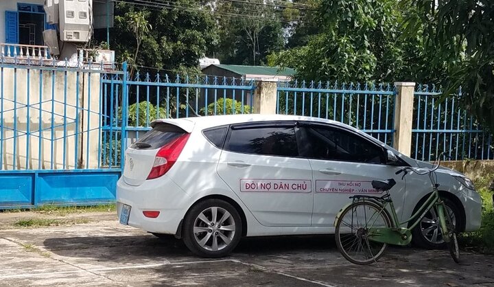 Xe gắn logo 'đòi nợ thuê' đỗ trong trụ sở UBND xã