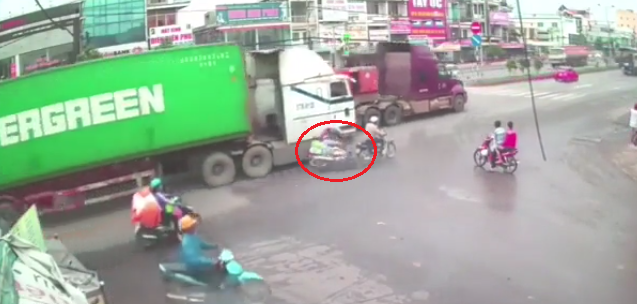Camera ghi lại hình ảnh 'thần chết ngủ quên' khi người đàn ông bị xe container va phải