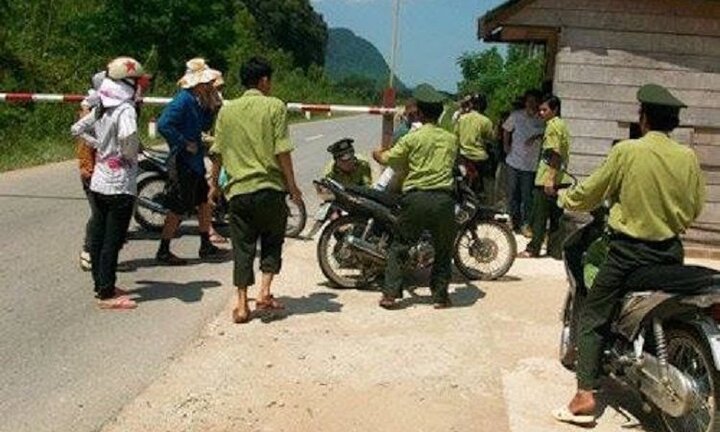 Đi xe bán tải mang theo kiếm xông vào trụ sở hành hung kiểm lâm