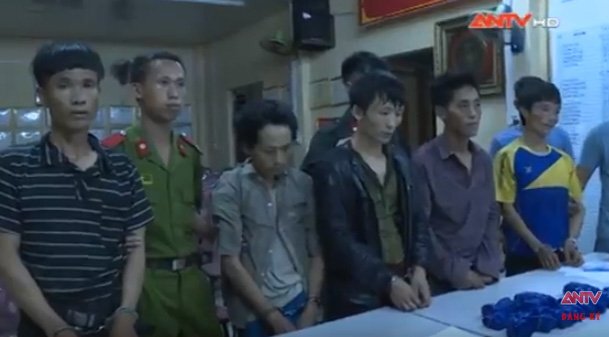 Ôm súng 'thề chết' bảo vệ hàng quốc cấm