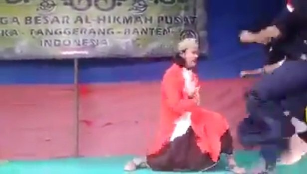 Video: Sư phụ 'truyền điện' Indonesia đủ sức khiến Flores tái mặt