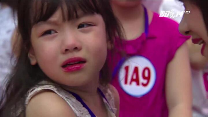 Ngày đầu tiên đi học, nhiều bé lớp 1 mếu máo đòi về