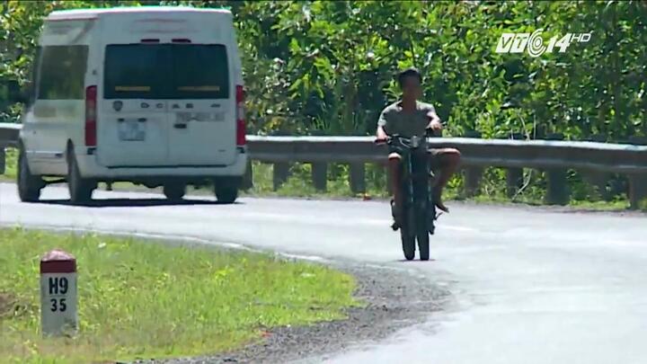 Xe máy tự chế trơ khung ngang nhiên tung hoành trên các tuyến phố