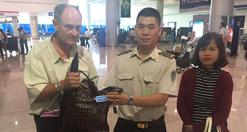 Du khách Mỹ nhận lại hơn 17.000 USD bỏ quên ở sân bay Tân Sơn Nhất