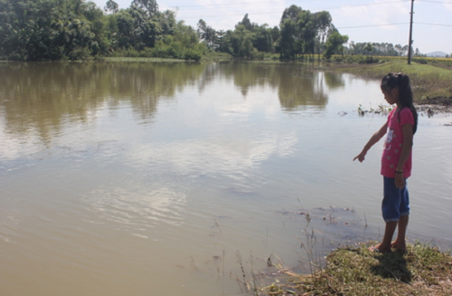Tắm hồ cùng bạn, bé gái mồ côi cha mẹ chết đuối thương tâm