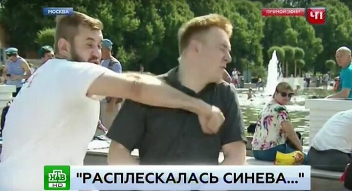 Video: Đang đưa tin trực tiếp, phóng viên Nga bị người say rượu đấm thẳng vào mặt