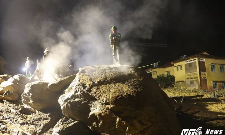 Video: Khoan tảng đá khổng lồ tìm thi thể 12 người bị lũ cuốn mất tích tại Mù Cang Chải