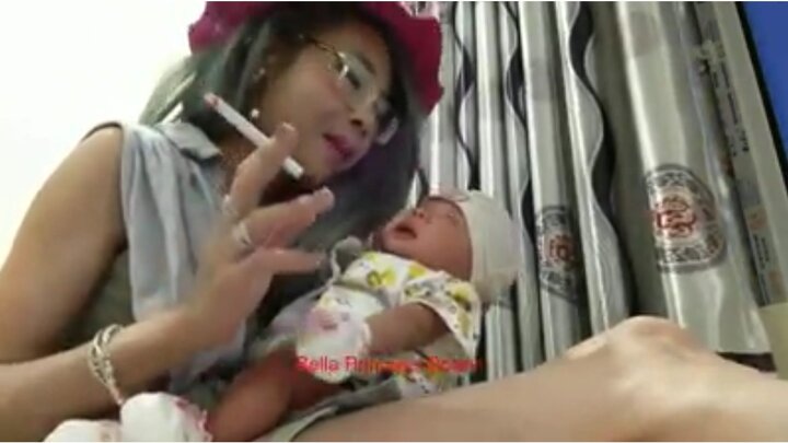 Video: 'Hotgirl' Bella phì phèo hút thuốc và liếm con gây phẫn nộ