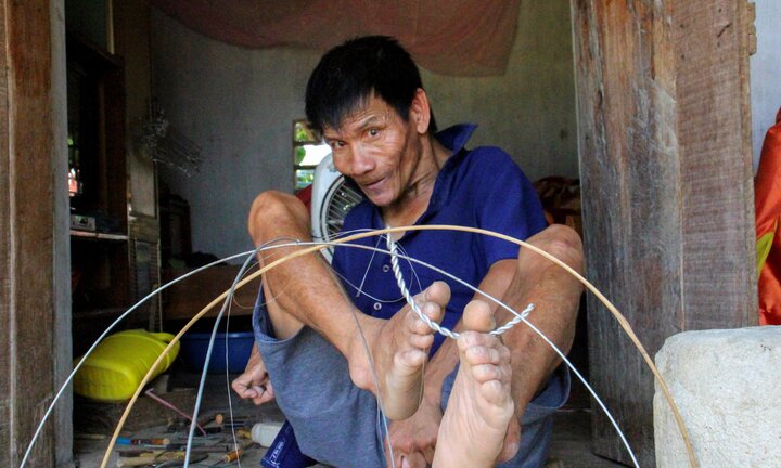 Người đàn ông chết đi sống lại 6 lần trong một đêm, đan lồng chim bằng chân ở Hà Tĩnh