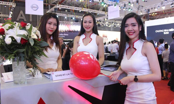 Dàn mỹ nữ nóng bỏng 'chân dài tới nách' tại VMS 2017