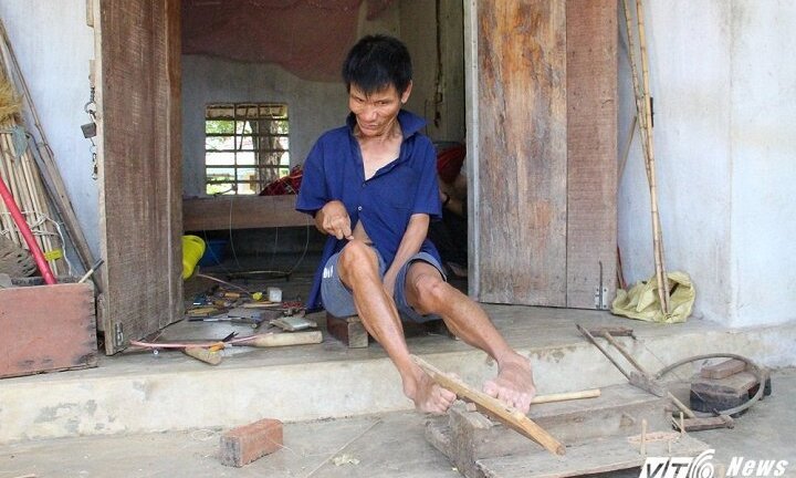 Video: Người đàn ông tật nguyền sử dụng đôi chân đan lồng chim điêu luyện
