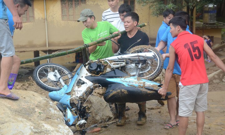 Dân xót xa nhìn hàng trăm ‘cần câu cơm’ biến dạng sau trận lũ khủng khiếp ở Yên Bái