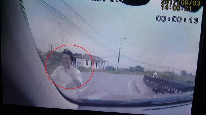 Vượt ẩu suýt đấu đầu ô tô, thanh niên đi xe máy giơ tay xin lỗi