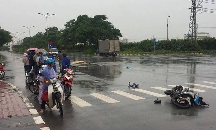 Tông vào đuôi xe tải, 2 nữ công nhân thương vong trên đường đi làm