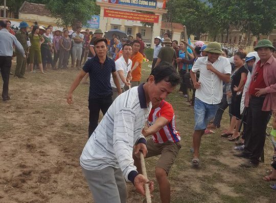 Video: Màn kéo co gay cấn của người dân vùng biển Hà Tĩnh