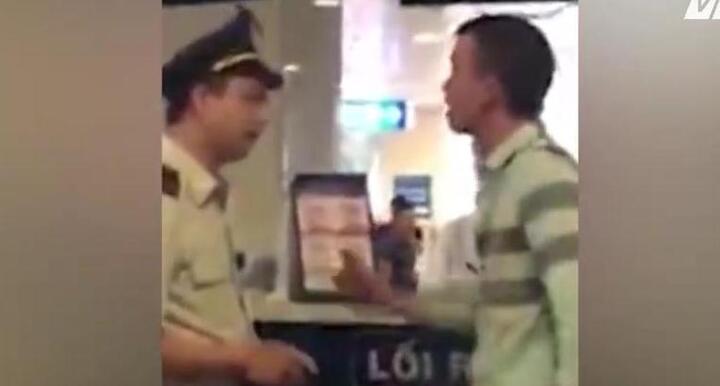 Không được làm thủ tục vì chen ngang, hành khách đòi 'đánh cả sân bay'