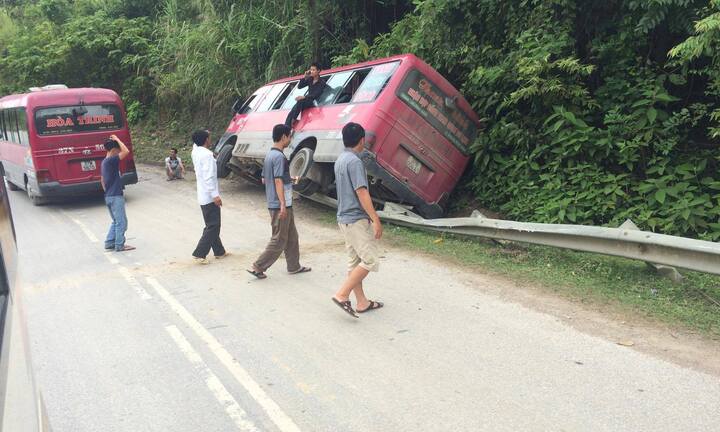 Video: Phóng nhanh đoạn đường cua, xe khách đâm vào vách núi