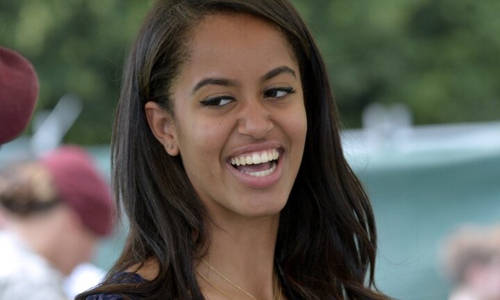 Video: Con gái cựu Tổng thống Obama giật đùng đùng, lăn lê ngoài bãi biển