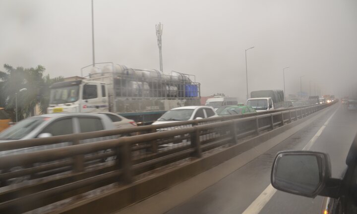 Mưa cực lớn, phố Hà Nội ngập sâu, hàng ngàn ô tô chôn chân trên đường vành đai 3