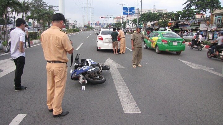 Chạy xe máy sai làn gây va chạm, 2 thanh niên hung hãn hành hung tài xế ô tô