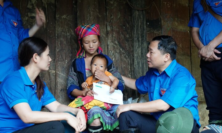 Bí thư Trung ương Đoàn thăm hỏi, tặng quà người dân Yên Bái sau đợt lũ quét