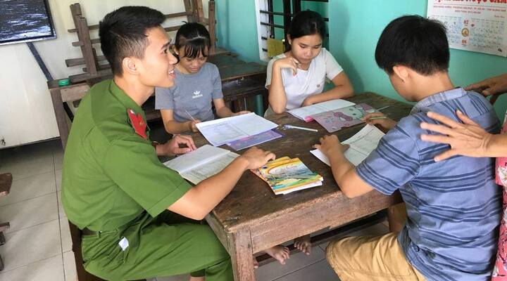 Sinh viên Học viện Cảnh sát dạy tiếng Anh miễn phí cho trẻ em nghèo Quảng Nam