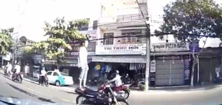 Truy tìm nam thanh niên 'làm xiếc' trên xe máy, phóng như bay trên phố Đà Nẵng