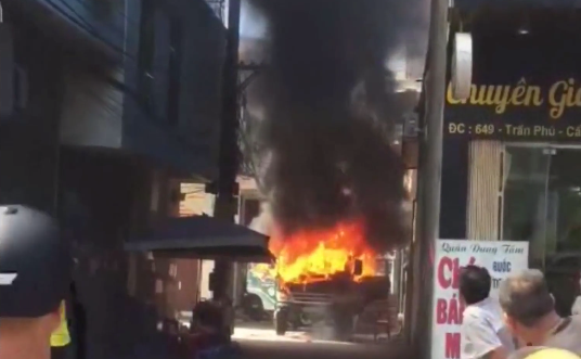 Video: Xe chở gạch bốc cháy ngùn ngụt ở Quảng Ninh