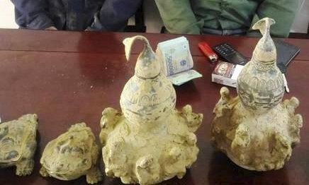 Bắt 2 kẻ giả danh công nhân làm đường lừa đảo bán đồ giả cổ