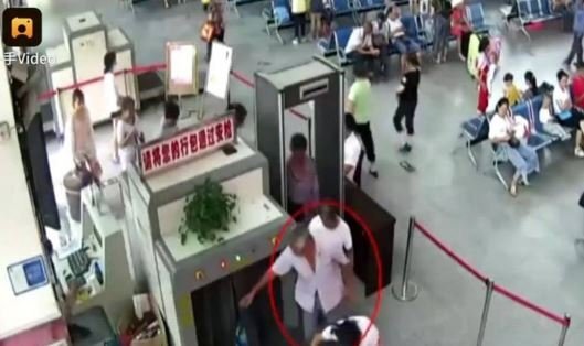 Trung Quốc: Tá hoả phát hiện 2 cánh tay người trong hành lý ở bến xe