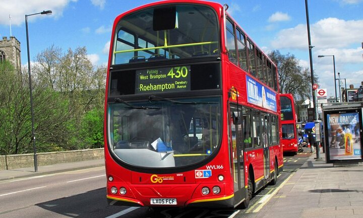 Video: Thót tim nhìn thanh niên chạy bộ đẩy cô gái ngã vào đầu xe buýt