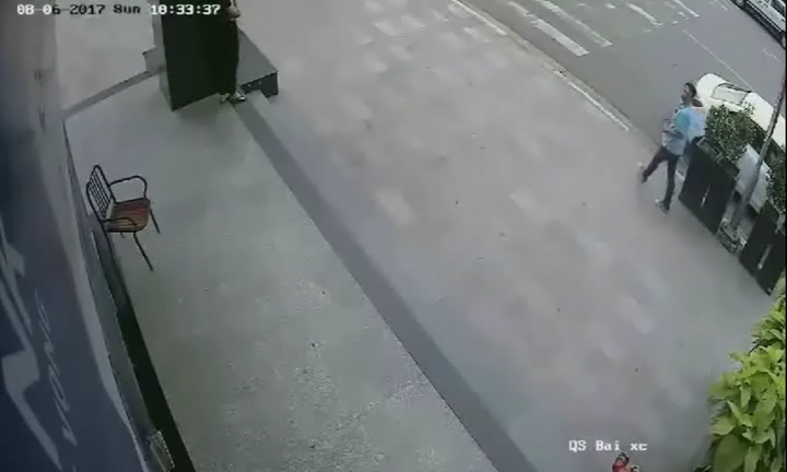 Chiếc ô tô 'bốc hơi' khi chủ vào cây ATM rút tiền