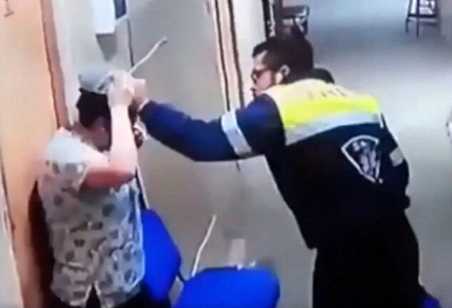 Video: Nhân viên y tế đá vào bụng đồng nghiệp đang mang thai gây phẫn nộ