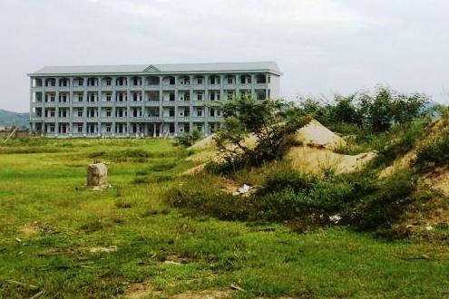 Dự án hàng trăm tỷ đồng 'đắp chiếu', trường học khốn đốn