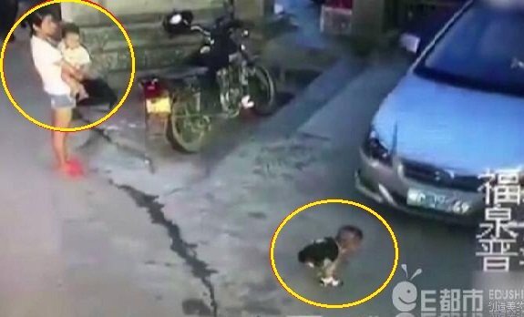 Người phụ nữ bế trẻ nhỏ, dửng dưng nhìn bé trai bị ô tô cán gây phẫn nộ