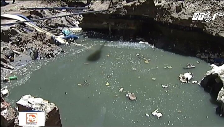 Chung cư vỡ ống cống, nước thải hôi thối tràn lênh láng nhà dân