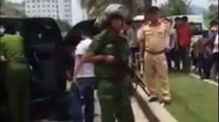 Nhóm thanh niên mang mã tấu truy sát nhau như chốn vô luật giữa phố ở Đà Nẵng