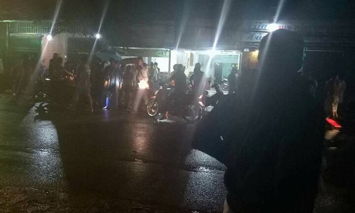 Đi chơi về, phát hiện mẹ nằm chết bí ẩn trên vũng máu