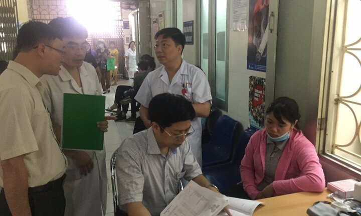 Sốt xuất huyết 'hoành hành': Bác sĩ ngã xe, gãy ngón chân vẫn phải túc trực