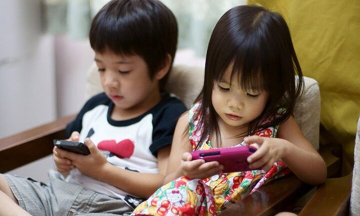 Cho nghịch điện thoại thường xuyên, bố mẹ đang tự hại con mình