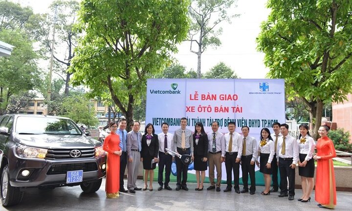 Vietcombank Sài Thành tặng xe chuyển chở trang thiết bị y tế khám chữa bệnh cho Bệnh viện Đại học Y Dược TP.HCM