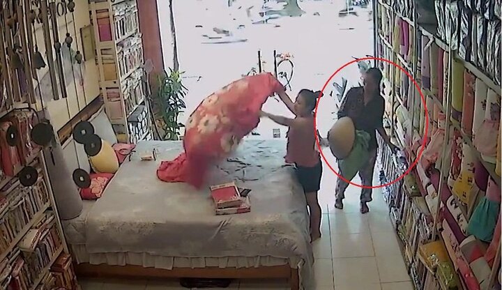 'Nữ quái' mang nón lá, bao tải đi trộm đồ tái xuất, 'càn quét' cửa hàng chăn ga đệm