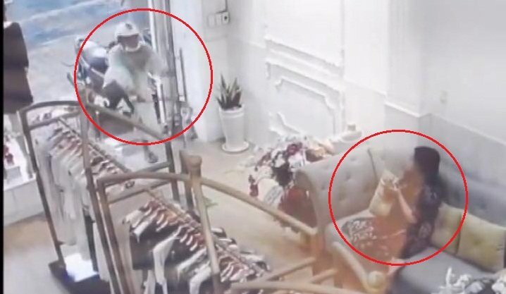 Đang ngồi bán hàng, chủ shop quần áo bị kẻ lạ tạt cả can mắm tôm vào người