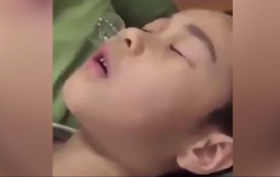 Bật cười với cậu bé có 'tài năng' đặc biệt: Thổi bong bóng khi đang ngủ