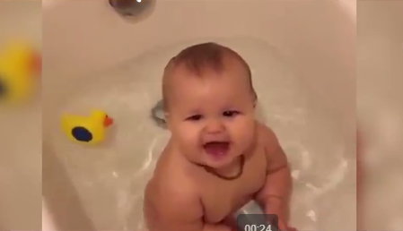 Có 'cục vàng' dễ cưng thế này, chơi cả ngày không chán