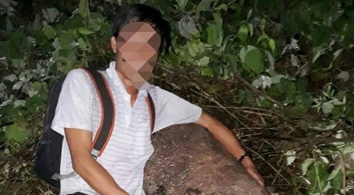 Người đàn ông ôm quả bom khủng chưa tháo kíp rồi chụp ảnh 'tự sướng'